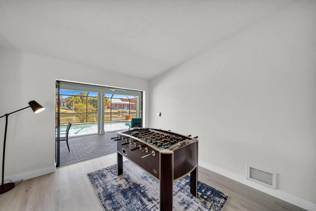 Luxury Waterfront Haven In Cape Coral - Dog-Friendly Escape With Private Poolヴィラ エクステリア 写真