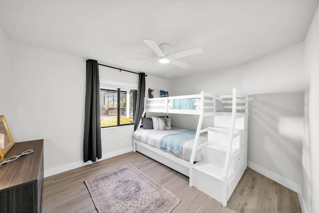 Luxury Waterfront Haven In Cape Coral - Dog-Friendly Escape With Private Poolヴィラ エクステリア 写真