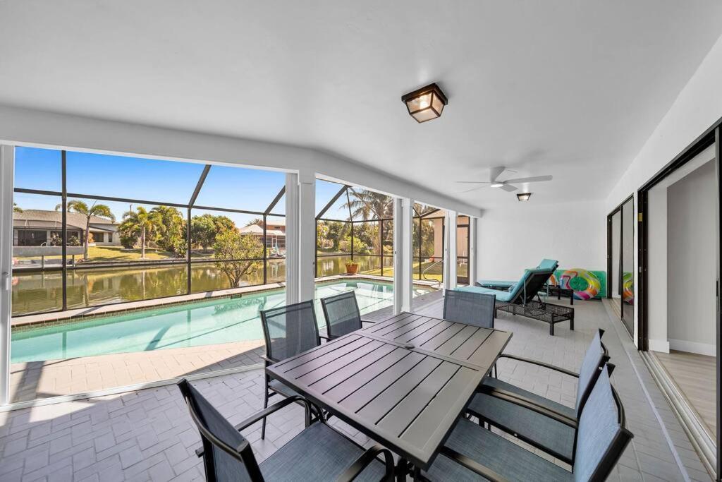 Luxury Waterfront Haven In Cape Coral - Dog-Friendly Escape With Private Poolヴィラ エクステリア 写真