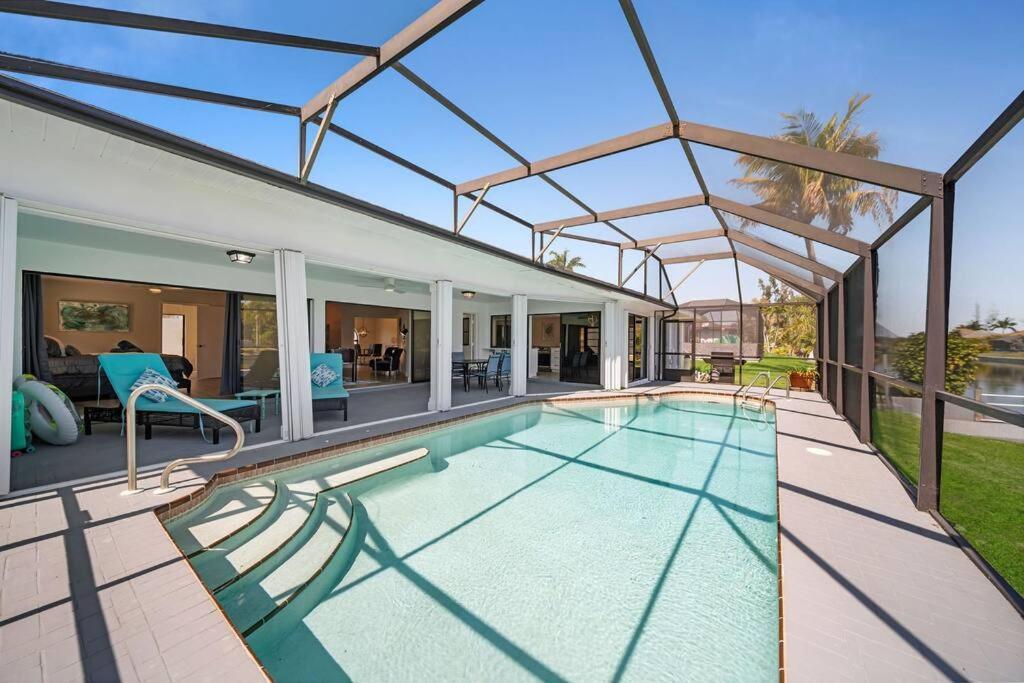 Luxury Waterfront Haven In Cape Coral - Dog-Friendly Escape With Private Poolヴィラ エクステリア 写真