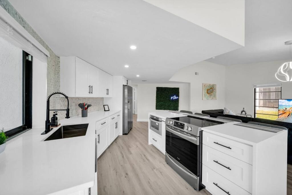 Luxury Waterfront Haven In Cape Coral - Dog-Friendly Escape With Private Poolヴィラ エクステリア 写真