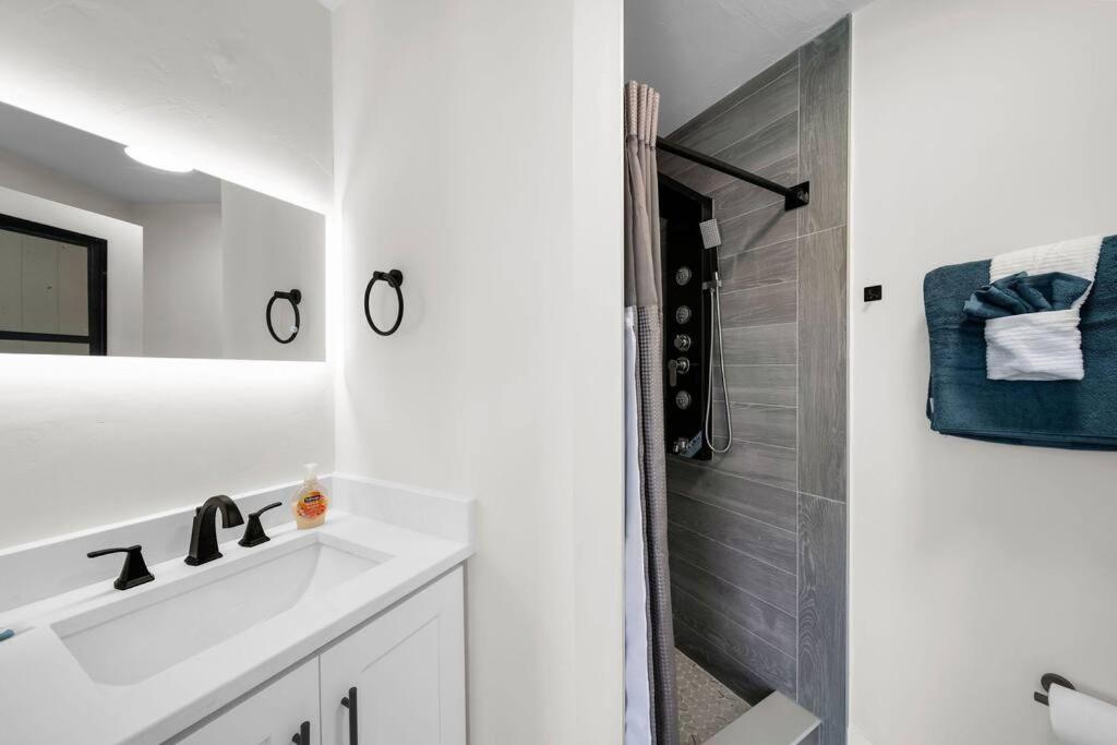 Luxury Waterfront Haven In Cape Coral - Dog-Friendly Escape With Private Poolヴィラ エクステリア 写真