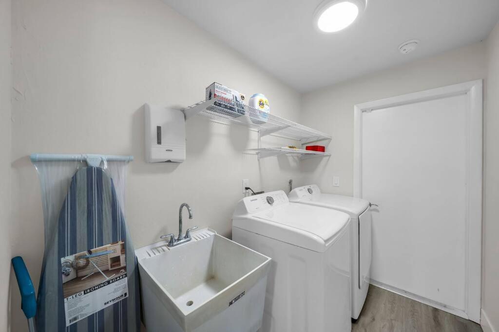 Luxury Waterfront Haven In Cape Coral - Dog-Friendly Escape With Private Poolヴィラ エクステリア 写真