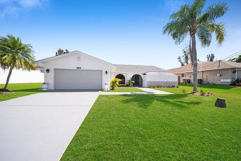 Luxury Waterfront Haven In Cape Coral - Dog-Friendly Escape With Private Poolヴィラ エクステリア 写真