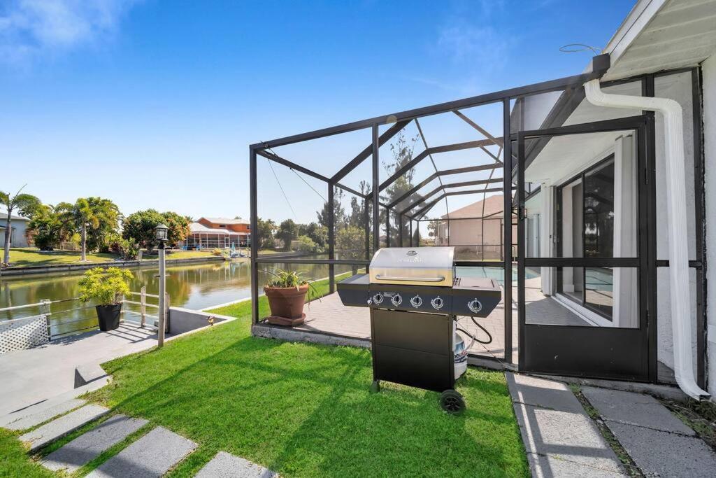 Luxury Waterfront Haven In Cape Coral - Dog-Friendly Escape With Private Poolヴィラ エクステリア 写真