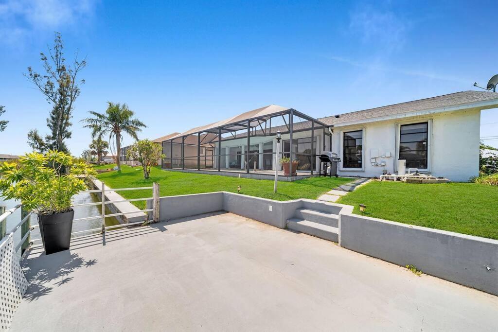 Luxury Waterfront Haven In Cape Coral - Dog-Friendly Escape With Private Poolヴィラ エクステリア 写真