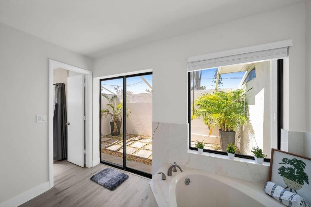 Luxury Waterfront Haven In Cape Coral - Dog-Friendly Escape With Private Poolヴィラ エクステリア 写真